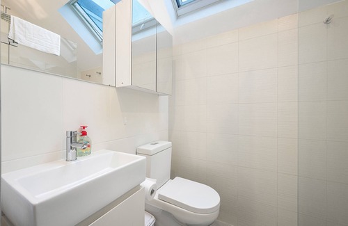 Camperdown House | Camperdown 3Br near Parks/Hospital/Train/Shopping