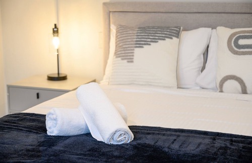 Camperdown House | Camperdown 3Br near Parks/Hospital/Train/Shopping