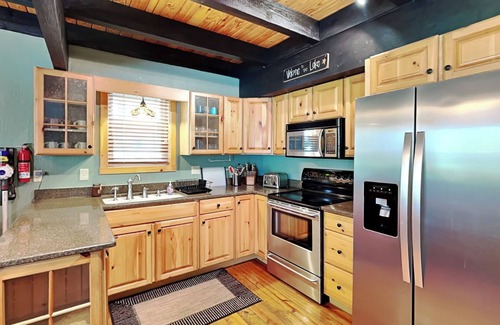 Swanton House | Campfire Lodge | Family-Friendly, Hot Tub