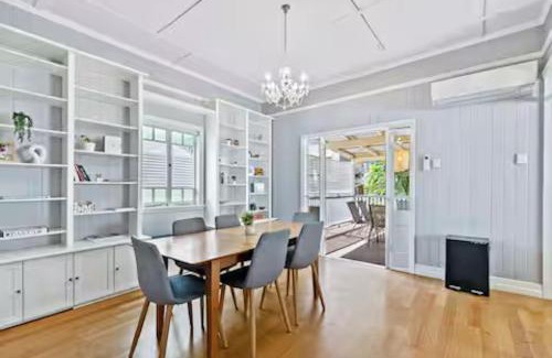 Camp Hill House | Camphill Retreat - 3BD, 7Km to Brisbane CBD