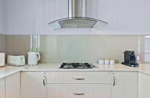 Camp Hill House | Camphill Retreat - 3BD, 7Km to Brisbane CBD