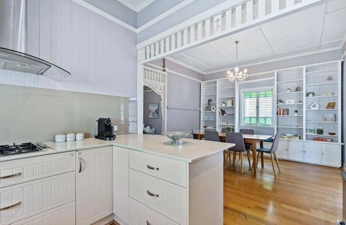 Camp Hill House | Camphill Retreat - 3BD, 7Km to Brisbane CBD