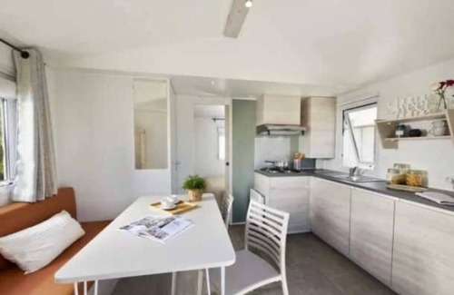 Vic-la-Gardiole House | Camping 3 étoiles - Piscine - eehfhh