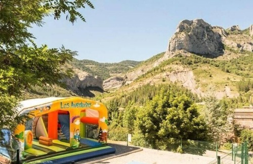 Orpierre House | Camping les Princes d'Orange* - Cottage Family Classic 3 rooms for 4 people Air-conditioned Mountain View