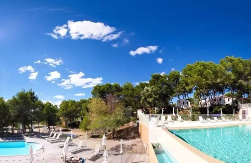 Castelnau-de-Guers House | Campsite Residential La Pinède * - Florès3 CONFORT-3 bedrooms 35m2- *Clim, terrace, TV* 6 persons