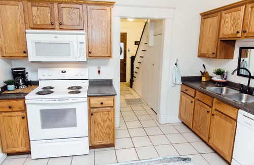 Ames House | Campus & Downtown - Near Starbucks - Netflix - 2Br/1Ba