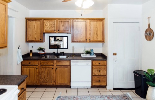 Ames House | Campus & Downtown - Near Starbucks - Netflix - 2Br/1Ba