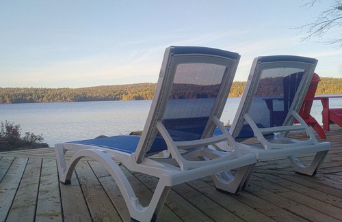Queens House | Canada dream vacation right on the lake in the popular province of Nova Scotia
