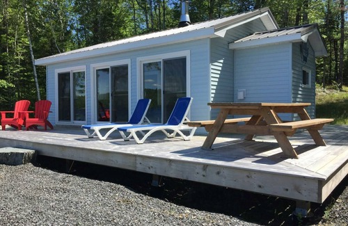 Queens House | Canada dream vacation right on the lake in the popular province of Nova Scotia