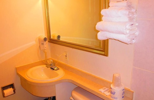 Hanover Hotel | Canadiana Motel