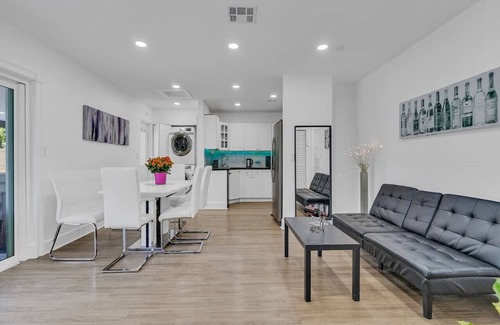 Kendale Lakes House | Canal-Side Townhouse w/Pool & Firepit