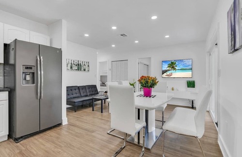 Kendale Lakes House | Canal-Side Townhouse w/Pool & Firepit