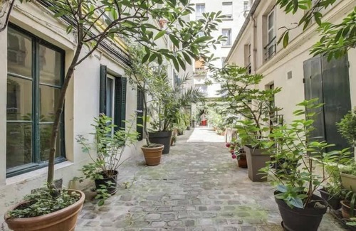 Porte-Saint-Martin Apartment | Canal St Martin - Modern studio