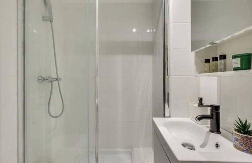 Porte-Saint-Martin Apartment | Canal St Martin - Modern studio