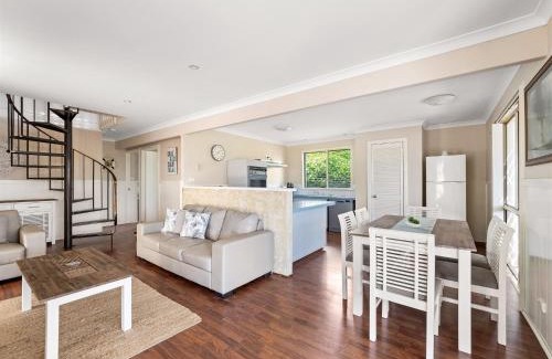 South Yunderup House | Canal Viewprivate Jettypet Friendlyfire Pit