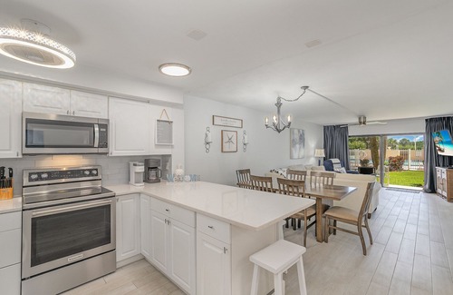 Port Canaveral Apartment | Canaveral Towers Resort-Beach Surf Rocket Launches