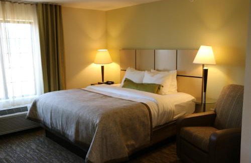 Bloomington Hotel | Candlewood Suites Bloomington by IHG