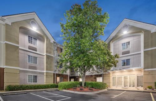 Huntersville Hotel | Candlewood Suites Huntersville-Lake Norman Area by IHG