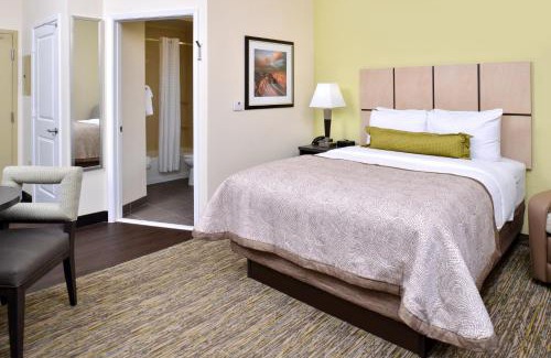 Kenedy Hotel | Candlewood Suites Kenedy by IHG