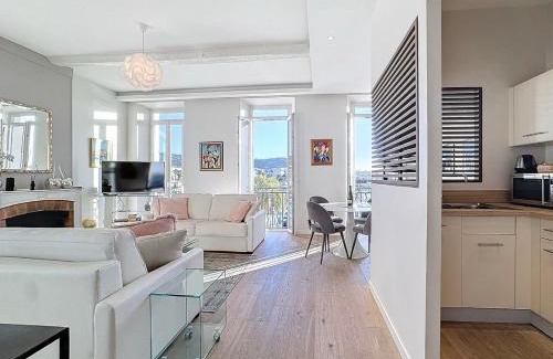 Le Suquet Apartment | Cannes Old Port, Luminous SEAFRONT & SEAVIEW