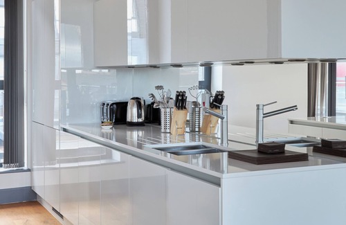 Canning Town South Apartment | Canning Town 3 Bedroom | Family Ready Aprtment w/Living Area