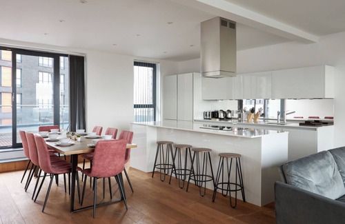 Canning Town South Apartment | Canning Town 3 Bedroom | Family Ready Aprtment w/Living Area