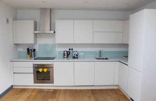 Canning Town South Apartment | Canning Town 3 Bedroom | Family Ready Aprtment w/Living Area