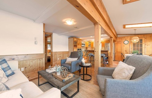 LaBelle Cottage | Canoe Cove Lake House