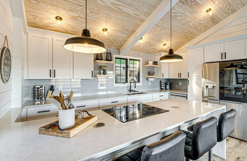 East Troy House | Canoes & Dock: Waterfront Retreat on Lake Beulah!