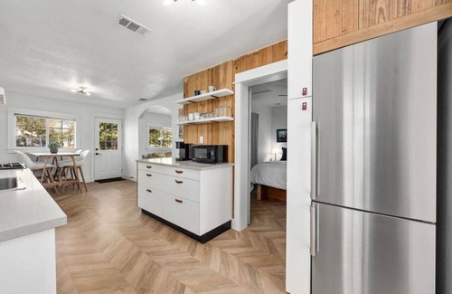 East Cesar Chavez Cottage | 'Canterbury Cottage' 1br 1ba -East Austin Getaway!