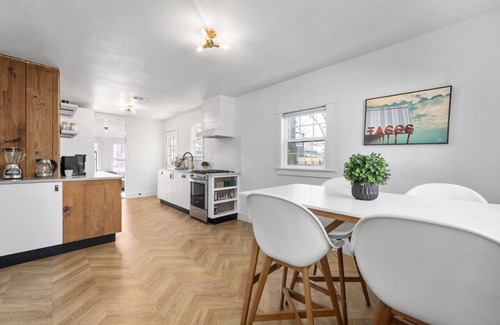 East Cesar Chavez Cottage | 'Canterbury Cottage' 1br 1ba -East Austin Getaway!