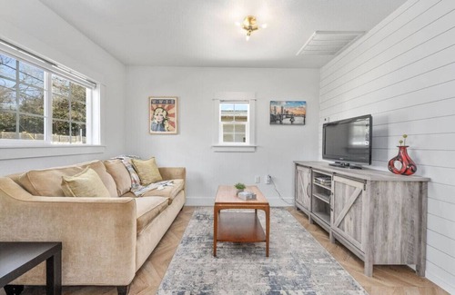 East Cesar Chavez Cottage | 'Canterbury Cottage' 1br 1ba -East Austin Getaway!