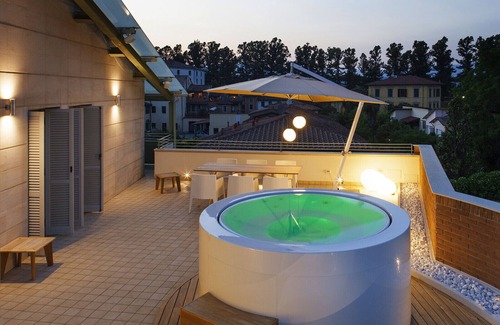 Lucca Historical Center Apartment | Canticle Lucca Luxury Apartment with Elevator, Terrace, Parking and Jacuzzi