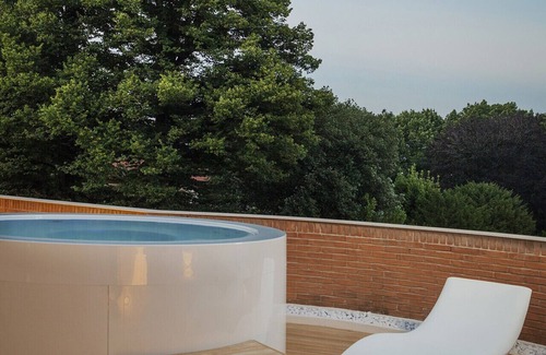 Lucca Historical Center Apartment | Canticle Lucca Luxury Apartment with Elevator, Terrace, Parking and Jacuzzi