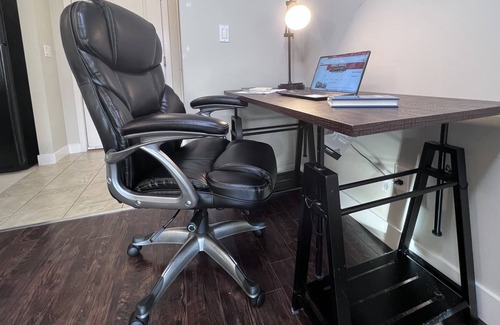 Maple Ridge Apartment | Canucks+Fpl+4K tv+Home Off+Wi-Fi+Patio+2 Parking