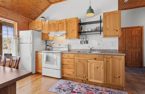 Smiths Corner House | Canyon Point Cozy Cottage -Hot tub-Lakefront