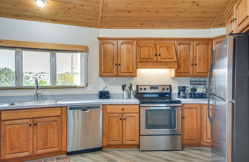 Palisades House | ‘Canyon Rim Retreat’ w/Private Yard & Hot Tub!