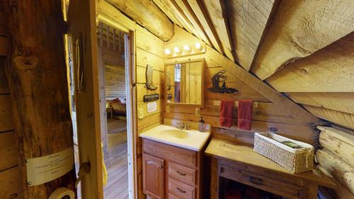 Monticello House | Canyon View Family Cabin, Deck, TV Room, Games, BBQ, Campfire