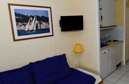 Le Dramont Apartment | CAP ESTEREL, 2 rooms RDJ 4/5. Large terrace and private garden