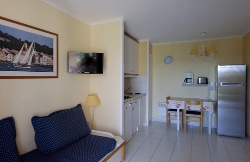 Le Dramont Apartment | CAP ESTEREL, 2 rooms RDJ 4/5. Large terrace and private garden