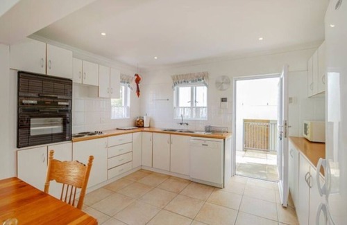 Fish Hoek Apartment | Cape Jem nestles on the slopes of Elsie’s Peak and views over the Indian Ocean.n