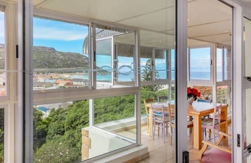 Fish Hoek Apartment | Cape Jem nestles on the slopes of Elsie’s Peak and views over the Indian Ocean.n