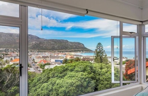 Fish Hoek Apartment | Cape Jem nestles on the slopes of Elsie’s Peak and views over the Indian Ocean.n
