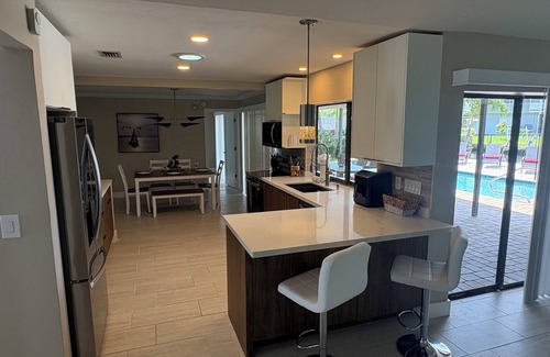 Fort Myers House | Cape Way Florida - North Fort Myers River access Pool home across downtown Ft.M.