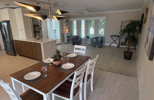 Fort Myers House | Cape Way Florida - North Fort Myers River access Pool home across downtown Ft.M.