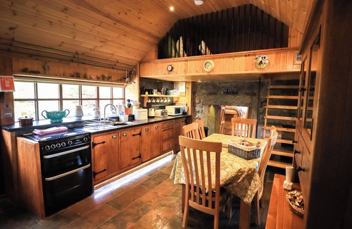 Rogart Cottage | CAPERCAILLIE COTTAGE, pet friendly, with hot tub in Rogart