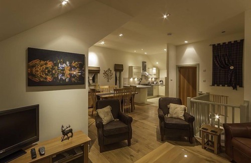 Kenmore Cottage | Capercaillie - sleeps 6 guests in 3 bedrooms
