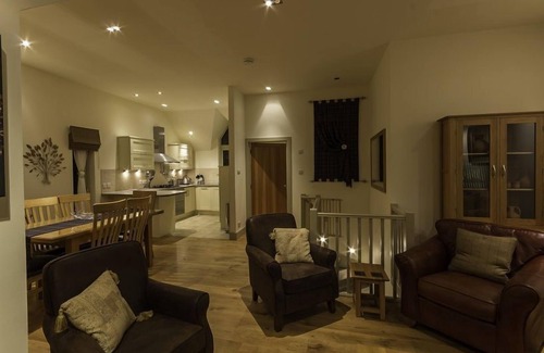 Kenmore Cottage | Capercaillie - sleeps 6 guests in 3 bedrooms