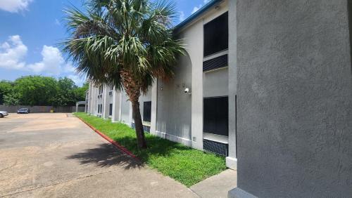 La Porte Hotel | Capital O Fairway Inn - Baytown La Porte TX