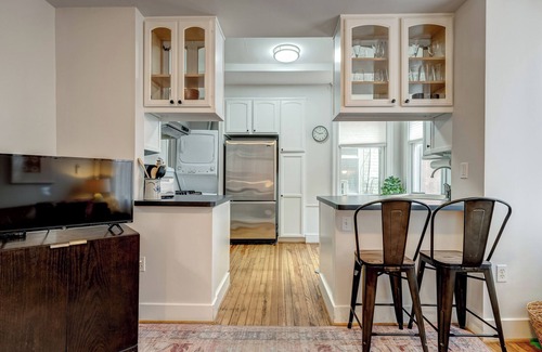 Capitol Hill House | Capitol Hill, 9 Windows, FREE PARKING, Metro